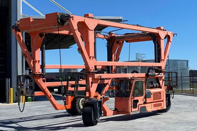 straddle-carrier-for-lifting-containers