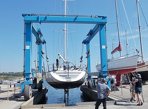 Mobile boat lift with durable performance